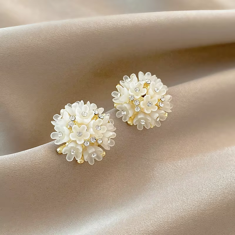 Design 4540 - Modern style, Elegant, Hypoallergenic Material: 18K Gold Plated, Brass, Round Brilliant Cut.