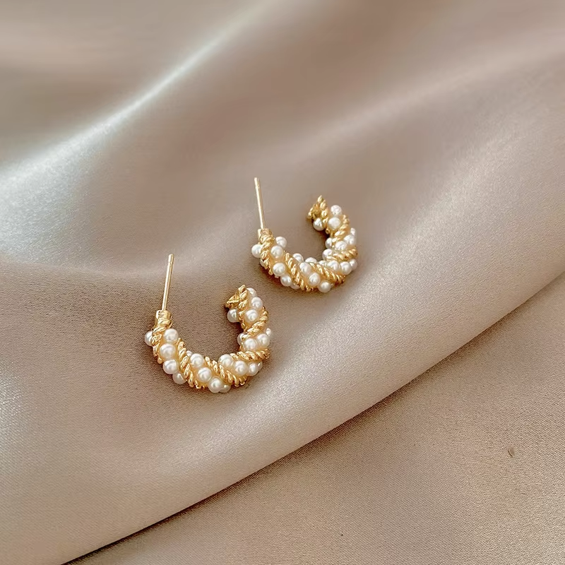 Design 4581 - Modern, Elegant, Hypoallergenic Material: 18K Gold Plated, Brass, Round Brilliant Cut.
